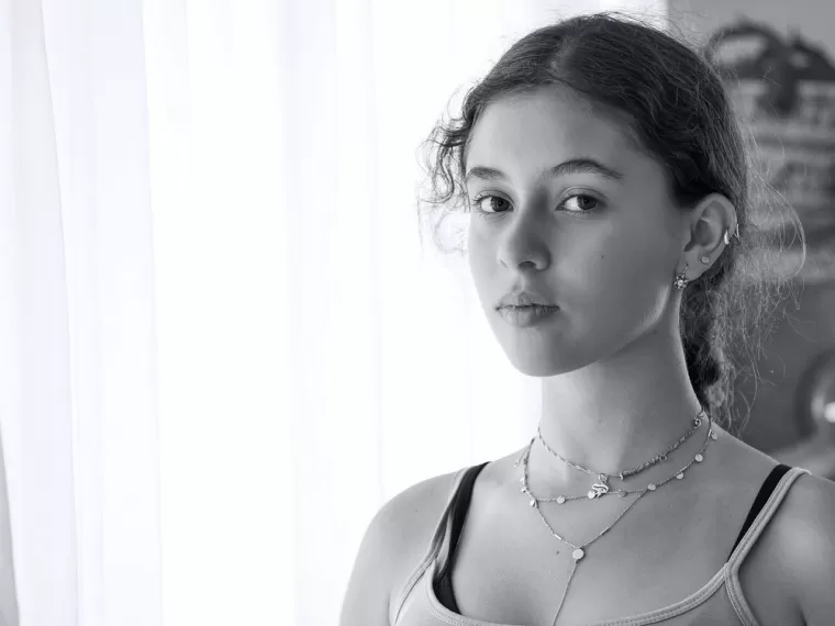 Piercing oreilles pour jeune fille dans un salon professionnel à Brest, IRREVERSIBLE